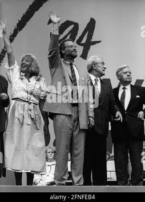 Dieses Foto zeigt von links nach rechts die bayerische SPD-Landesvorsitzende Renate Schmidt, den SPD-Bundespräsidenten und Kanzlerkandidat Rudolf Scharping, den Nordrhein-westfälischen SPD-Landesvorsitzenden Johannes Rau und den ehemaligen Bundeskanzler Helmut Schmidt. [Automatisierte Übersetzung] Stockfoto