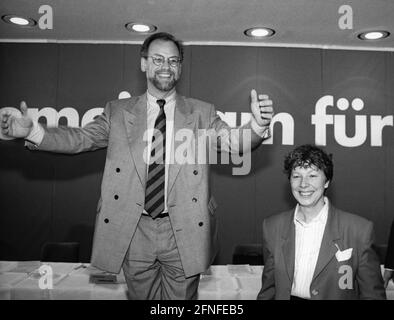 Dieses Foto zeigt SPD-Vorsitzender Rudolf Scharping (links) und Ingrid Stahmer, Spitzenkandidatin der Berliner SPD für Bürgermeister. [Automatisierte Übersetzung] Stockfoto