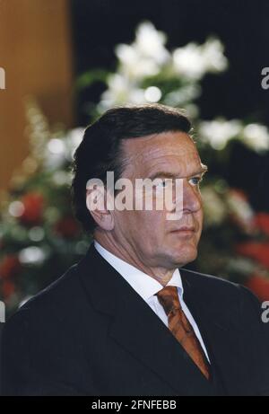 Bundeskanzler Gerhard Schröder bei einer Pressekonferenz mit dem japanischen Premierminister Keizo Obuchi. [Automatisierte Übersetzung] Stockfoto
