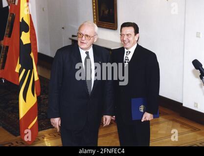 Der neue Bundeskanzler Gerhard Schröder (rechts) und der Bundespräsident Roman Herzog. [Automatisierte Übersetzung] Stockfoto