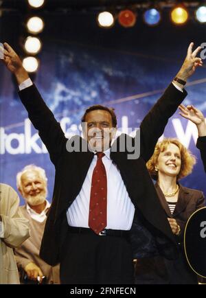 Gerhard Schröder, niedersächsischer Ministerpräsident und SPD-Kanzlerkandidat, beim SPD-Wahlkampfauftakt in Bonn. [Automatisierte Übersetzung] Stockfoto