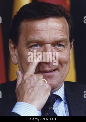 Porträt von Bundeskanzler Gerhard Schröder vor einer deutschen Flagge. [Automatisierte Übersetzung] Stockfoto