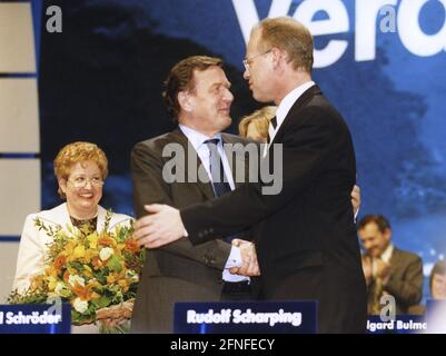 Bundesverteidigungsminister Rudolf Scharping (r.) gratuliert Bundeskanzler Gerhard Schröder (l.) bei der außerordentlichen SPD-Parteisitzung zur Wahl zum SPD-Vorsitzenden. [Automatisierte Übersetzung] Stockfoto