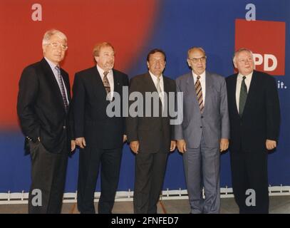 Fotogelegenheit im Bonner Ollenhauer-Haus. Von links nach rechts: Dr. Peter Vogt, Karl Philippi, die beiden Vizepräsidenten des Europäischen Selbstständigen-Bundes, der niedersächsische Ministerpräsident Gerhard Schröder, Karl Kunrath, der Präsident des Europäischen Selbstständigen-Bundes, der saarländische Ministerpräsident Oskar Lafontaine. [Automatisierte Übersetzung] Stockfoto