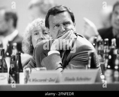 Niedersächsischer Ministerpräsident Gerhard Schröder zum Abschluss der SPD-Parteikonferenz. Rudolf Scharbing wurde anstelle von Schröder zum Parteivorsitzenden gewählt. [Automatisierte Übersetzung] Stockfoto