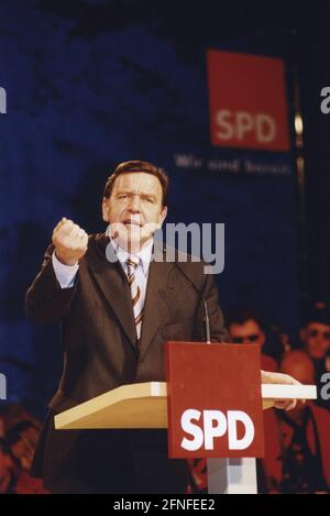 Der Kanzlerkandidat der SPD spricht beim SPD-Wahlkampfauftakt in Bochum. [Automatisierte Übersetzung] Stockfoto