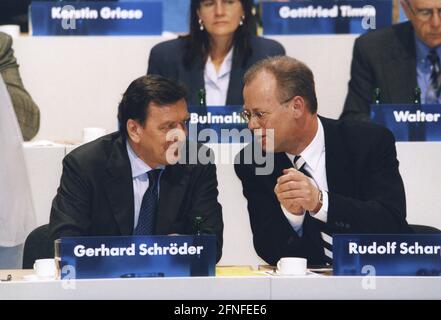 Bundeskanzler Gerhard Schröder (links) und Bundesverteidigungsminister Rudolf Scharping (rechts) auf der außerordentlichen SPD-Bundesparteikonferenz in Bonn. [Automatisierte Übersetzung] Stockfoto