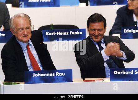 Bundeskanzler Gerhard Schröder (rechts) und Johannes Rau auf der SPD-Bundesparteikonferenz in Bonn. Foto: Fiona Derock [automatisierte Übersetzung] Stockfoto