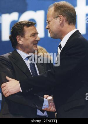 Bundesverteidigungsminister Rudolf Scharping (rechts) gratuliert Bundeskanzler Gerhard Schröder (links) auf der außerordentlichen SPD-Parteikonferenz zur Wahl zum SPD-Vorsitzenden. [Automatisierte Übersetzung] Stockfoto