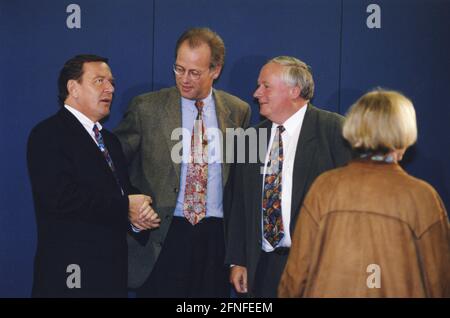 Das SPD-Präsidium von links nach rechts: Gerhard Schröder, Ministerpräsident Niedersachsens, Rudolf Scharping, Bundestagsabgeordneter, und Oskar Lafontaine, Ministerpräsident des Saarlandes. [Automatisierte Übersetzung] Stockfoto