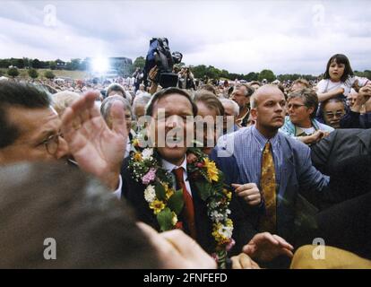 Der SPD-Kanzlerkandidat Gerhard Schröder und der Bundespräsident Franz Müntefering (hinten) beim SPD-Wahlkampfauftakt in Bonn. [Automatisierte Übersetzung] Stockfoto