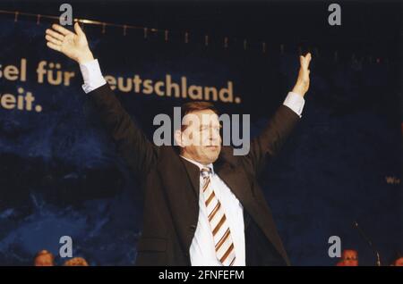 Gerhard Schröder, niedersächsischer Ministerpräsident und SPD-Kanzlerkandidat, beim SPD-Wahlkampfauftakt in Bonn. [Automatisierte Übersetzung] Stockfoto