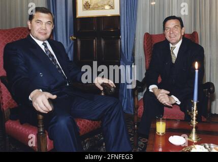 Bundeskanzler Gerhard Schröder (rechts) und der russische Politiker Alexander Lebed. [Automatisierte Übersetzung] Stockfoto