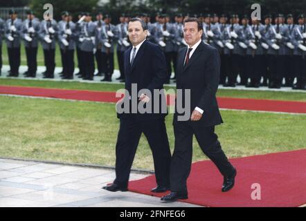 Bundeskanzler Gerhrad Schröder (rechts) mit dem israelischen Ministerpräsidenten Ehud Barak beim ersten offiziellen Staatsempfang der Bundesregierung in Berlin mit militärischen Ehren. [Automatisierte Übersetzung] Stockfoto