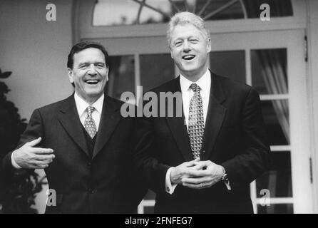 Bundeskanzler Gerhard Schröder (links) und US-Präsident Bill Clinton vor dem Weißen Haus. [Automatisierte Übersetzung] Stockfoto