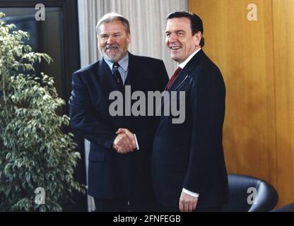 Harald Ringstorff, Ministerpräsident von Mecklenburg-Vorpommern, mit Bundeskanzler Gerhard Schröder (rechts) im Bundeskanzleramt. [Automatisierte Übersetzung] Stockfoto