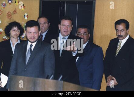 Der jordanische König Abdullah II bin al-Hussein (links, vorne) und dahinter Bundeskanzler Gerhard Schröder zu einem Staatsbesuch in Bonn. [Automatisierte Übersetzung] Stockfoto