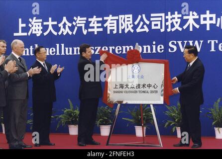 Bundeskanzler Gerhard Schröder (links) bei der Namensgebung des VW Technical Center in Shanghai (Shanghai). [Automatisierte Übersetzung] Stockfoto