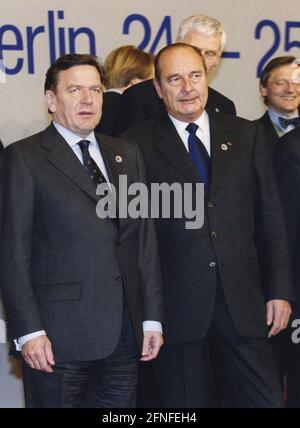 Bundeskanzler Gerhard Schröder (links) und der französische Präsident Jacques Chirac auf der Sondertagung des Europäischen Rates. [Automatisierte Übersetzung] Stockfoto