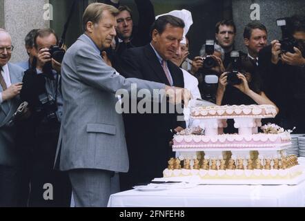 Bundeskanzler Gerhard Schröder (rechts) mit dem Regierenden Bürgermeister von Berlin Eberhard Diepgen am ersten Arbeitstag im Bundeskanzleramt nach der Sommerpause. Foto: Carsten Koall [automatisierte Übersetzung] Stockfoto
