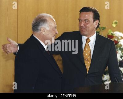 Bundeskanzler Gerhard Schröder (rechts) empfängt den Sondergesandten des russischen Präsidenten Boris Jeltsin im Bundeskanzleramt in Bonn. [Automatisierte Übersetzung] Stockfoto
