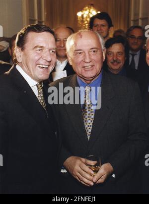 Bundeskanzler Gerhard Schröder trifft in Moskau den russischen Ex-Präsidenten Michail Gorbatschow. [Automatisierte Übersetzung] Stockfoto