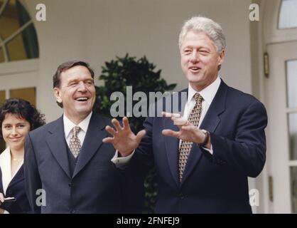 Bundeskanzler Gerhard Schröder (links) zu Gast bei US-Präsident Bill Clinton im Weißen Haus. [Automatisierte Übersetzung] Stockfoto