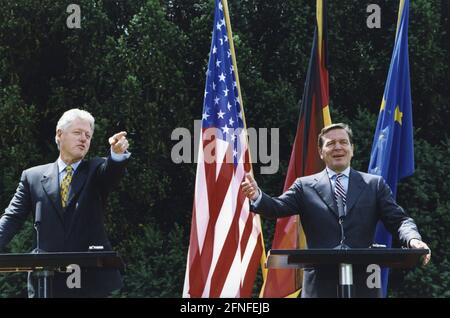 Bundeskanzler Gerhard Schröder (rechts) und US-Präsident Bill Clinton bei einer gemeinsamen Pressekonferenz. Clinton war anlässlich des Weltwirtschaftsgipfels zu einem Staatsbesuch in Deutschland. [Automatisierte Übersetzung] Stockfoto