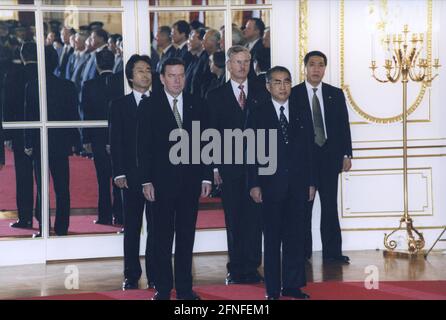 Bundeskanzler Gerhard Schröder (links) und der japanische Premierminister Keizo Obuchi beim Empfang mit militärischen Ehren. [Automatisierte Übersetzung] Stockfoto