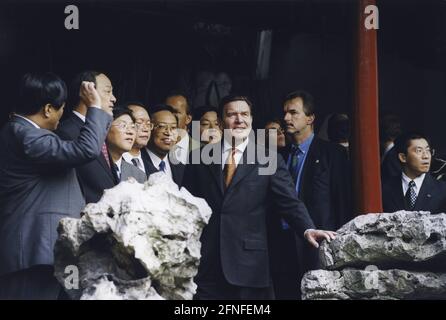 Bundeskanzler Gerhard Schröder (Mitte) und eine Delegation im YU-Garten in Shanghai (Shanghai). [Automatisierte Übersetzung] Stockfoto