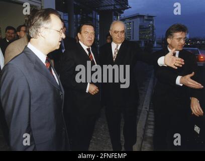 Bundeskanzler Gerhard Schröder (Mitte) und der hessische Ministerpräsident Hans Eichel besuchen die Opel AG. [Automatisierte Übersetzung] Stockfoto