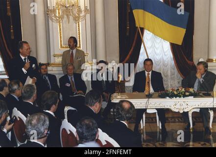 Der Präsident des Bundesverbandes der Deutschen Industrie, Hans Olaf Henekl, hält eine Rede vor Bundeskanzler Gerhard Schröder (Mitte) und dem ukrainischen Präsidenten Leonid Kuchma (rechts) anlässlich des Staatsbesuchs von Bundeskanzler Gerhard Schröder im Marienpalais in Kiew. [Automatisierte Übersetzung] Stockfoto