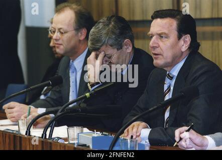 Dieses Foto zeigt von links nach rechts. Rudolf Scharping, Bundesverteidigungsminister, Joschka Fischer, Bundesaußenminister, und Bundeskanzler Gerhard Schröder bei der Pressekonferenz anlässlich des Kosovo-Krieges. [Automatisierte Übersetzung] Stockfoto