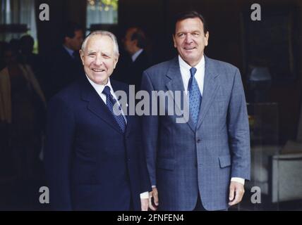 Der italienische Präsident Carlo Azeglio Ciampi (links) zu einem Staatsbesuch bei Bundeskanzler Gerhard Schröder in Bonn. [Automatisierte Übersetzung] Stockfoto