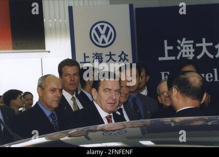 Bundeskanzler Gerhard Schröder (Mitte) und hinter ihm Volkswagen-Aufsichtsratsvorsitzender Ferdinand Piech im VW-Werk in Shanghai (Schnaghai). [Automatisierte Übersetzung] Stockfoto