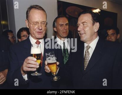 Hans-Olaf Henkel, Präsident des Bundesverbandes der Deutschen Industrie, gratuliert Gerhard Schröder anlässlich der Wahlfeier im Erich-Ollenhauer-Haus zu seinem Wahlsieg. [Automatisierte Übersetzung] Stockfoto