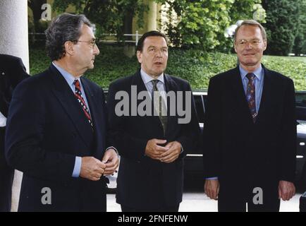 Dieses Foto zeigt ein Treffen von Arbeitgeber- und Arbeitnehmervertretern und Bundeskanzler Gerhard Schröder. Von links: Der Präsident des Bundesverbandes der Deutschen Industrie, Hans-Olaf Henkel, Bundeskanzler Gerhard Schröder, der Präsident des Bundesverbandes der Deutschen Arbeitgeberverbände, Dieter Hundt. [Automatisierte Übersetzung] Stockfoto