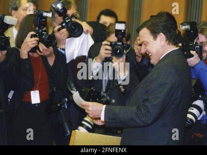 Das ehemalige Gebäude des Staatsrats der DDR dient während der Bauarbeiten am Bundeskanzleramt am Tiergarten als Amtssitz von Bundeskanzler Gerhard Schröder. Dieses Foto zeigt die Kanzlerin vor der ersten Kabinettssitzung von Journalisten umgeben. [Automatisierte Übersetzung] Stockfoto
