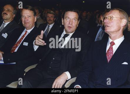 Dieses Foto zeigt die Teilnehmer des Industrial SME Day. Von links: Vorstandsvorsitzender Bernd Fahrholz, August Oetker und der Präsident des Bundesverbandes der Deutschen Industrie, Hans-Olaf Henkel. [Automatisierte Übersetzung] Stockfoto