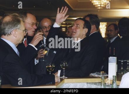 Dieses Foto zeigt die Teilnehmer des Tages der industriellen Mittelklasse. Von links: Politiker und Geschäftsführer Lothar Späth, Präsident des Bundesverbandes der Deutschen Industrie Hans-Olaf Henkel, Vorstandsvorsitzender der Dresdner Bank Bernd Fahrholz und Bundeskanzler Gerhard Schröder. [Automatisierte Übersetzung] Stockfoto