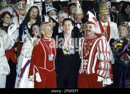Bundeskanzler Gerhard Schröder (Mitte) empfängt Mitglieder der rheinischen Karnevalsvereine sowie einen Prinzen und eine Prinzessin (links und rechts) im Kanzleramt. [Automatisierte Übersetzung] Stockfoto