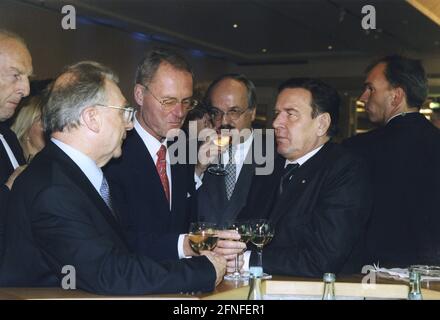 Dieses Foto zeigt die Teilnehmer des Tages der industriellen Mittelklasse. Von links: Politiker und Geschäftsführer Lothar Späth, Präsident des Bundesverbandes der Deutschen Industrie Hans-Olaf Henkel, Vorstandsvorsitzender der Dresdner Bank Bernd Fahrholz und Bundeskanzler Gerhard Schröder. [Automatisierte Übersetzung] Stockfoto