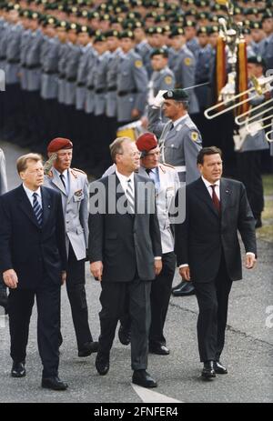 Bundeskanzler Gerhard Schröder (rechts, vorne), Bundesverteidigungsminister Rudolf Scharping (links, vorne) und der Regierende Bürgermeister von Berlin Eberhard Diepgen (links, hinten) beim Bundeswehrversprechen am Bendlerblock. Diese Zeremonie besteht darin, dass die Soldaten ihre grundlegende Pflicht bekennen und ein Versprechen geben. [Automatisierte Übersetzung] Stockfoto