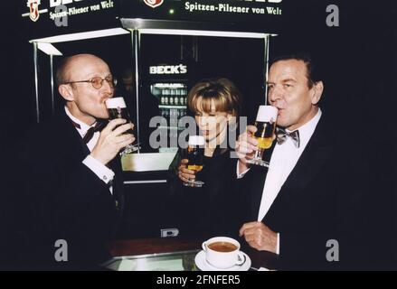 Bundeskanzler Gerhard Schröder (rechts) und seine Frau Doris Schröder-Köpf trinken zusammen mit Willi Lemke, Geschäftsführer von Werder Bremen, beim Jahrhundertball zum 100. Geburtstag des SV Werder Bremen einen Pils. [Automatisierte Übersetzung] Stockfoto