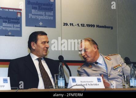 Bundeskanzler Gerhard Schröder (links) und Generalinspekteur der Bundeswehr Hans-Peter von Kirchbach bei der Pressekonferenz anlässlich der 37. Kommandeurkonferenz der Bundeswehr in Hamburg. Im Hintergrund sind Werbeplakate der Bundeswehr mit der Aufschrift „'Bundeswehr im Einsatz. Balance und Perspektive“. [Automatisierte Übersetzung]' Stockfoto