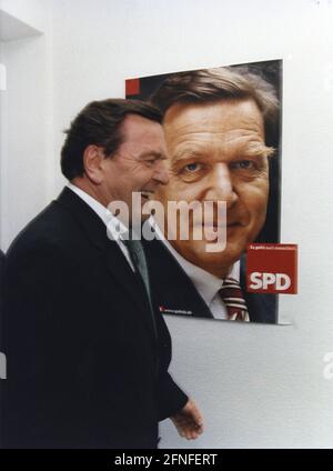 Gerhard Schröder, SPD-Kanzlerkandidat, bei einem Besuch in der SPD-Wahlkampfzentrale in Bonn. [Automatisierte Übersetzung] Stockfoto