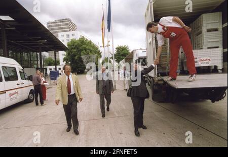 Bundeskanzler Gerhard Schröder (2. V.r.) begrüßt einen Mitarbeiter des Umzugsunternehmens, das den Umzug des Bundestages nach Berlin leitet. [Automatisierte Übersetzung] Stockfoto
