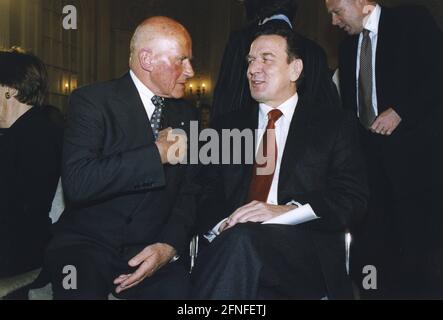 „Bundeskanzler Gerhard Schröder (rechts) bei der Buchpräsentation von Hans-Ulrich Kempski zum Buch „um die Macht- Sternstunden und sonstige Abenteuer der Bonner Bundeskanzler“ (links). [Automatisierte Übersetzung]' Stockfoto