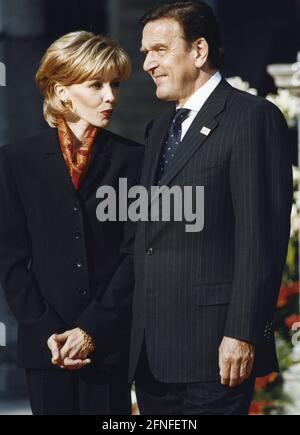 Bundeskanzler Gerhard Schröder mit seiner Frau Doris Schröder-Köpf beim Weltwirtschaftsgipfel in Köln. [Automatisierte Übersetzung] Stockfoto