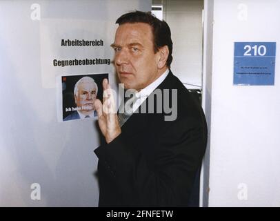 Auch Gerhard Schröder, Kanzlerkandidat der SPD, besucht die Parteizentrale, um sich über die Arbeit der Gegenbeobachtungseinheit zu informieren. [Automatisierte Übersetzung] Stockfoto